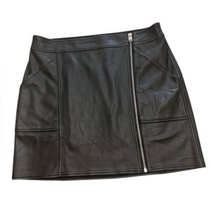 Express Faux Vegan Leather Mini Skirt in Black Sz 8 Zippered Pockets Going Out